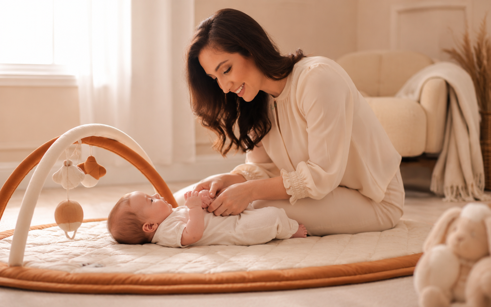 Mãe brincando com o bebê em uma rotina leve pela manhã